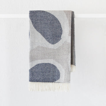 MARIMEKKO | KEVATKIURU BLANKET 140 X 180cm | DARK BLUE + BEIGE