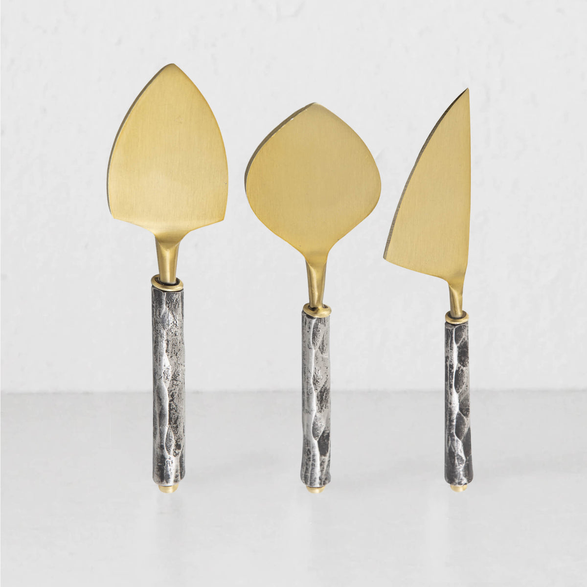 http://livingbydesign.net.au/cdn/shop/products/WinstonCheeseKnifeSet3-Brass_Silver_1200x1200.jpg?v=1658108683