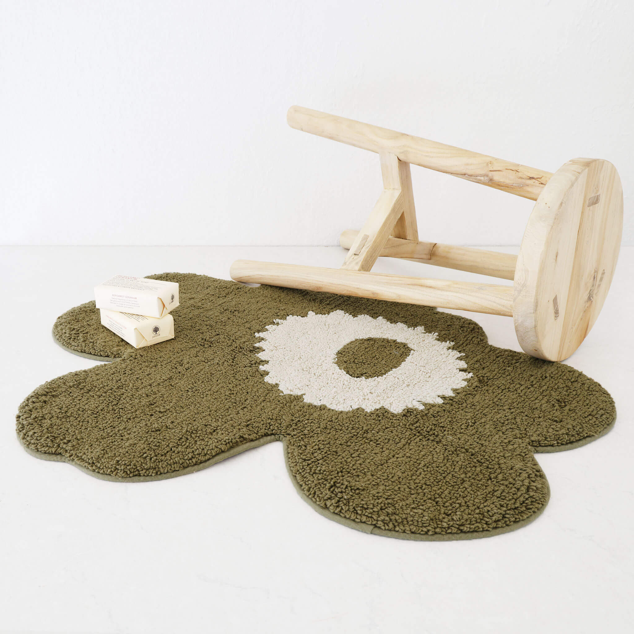 MARIMEKKO | UNIKKO BATH MAT | 73CM X 74CM | OLIVE + CREAM – Living