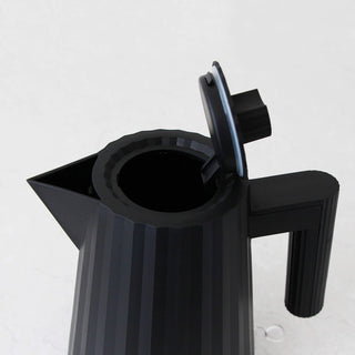 ALESSI  |  PLISSE KETTLE 1L CLOSE UP  |  MATTE BLACK