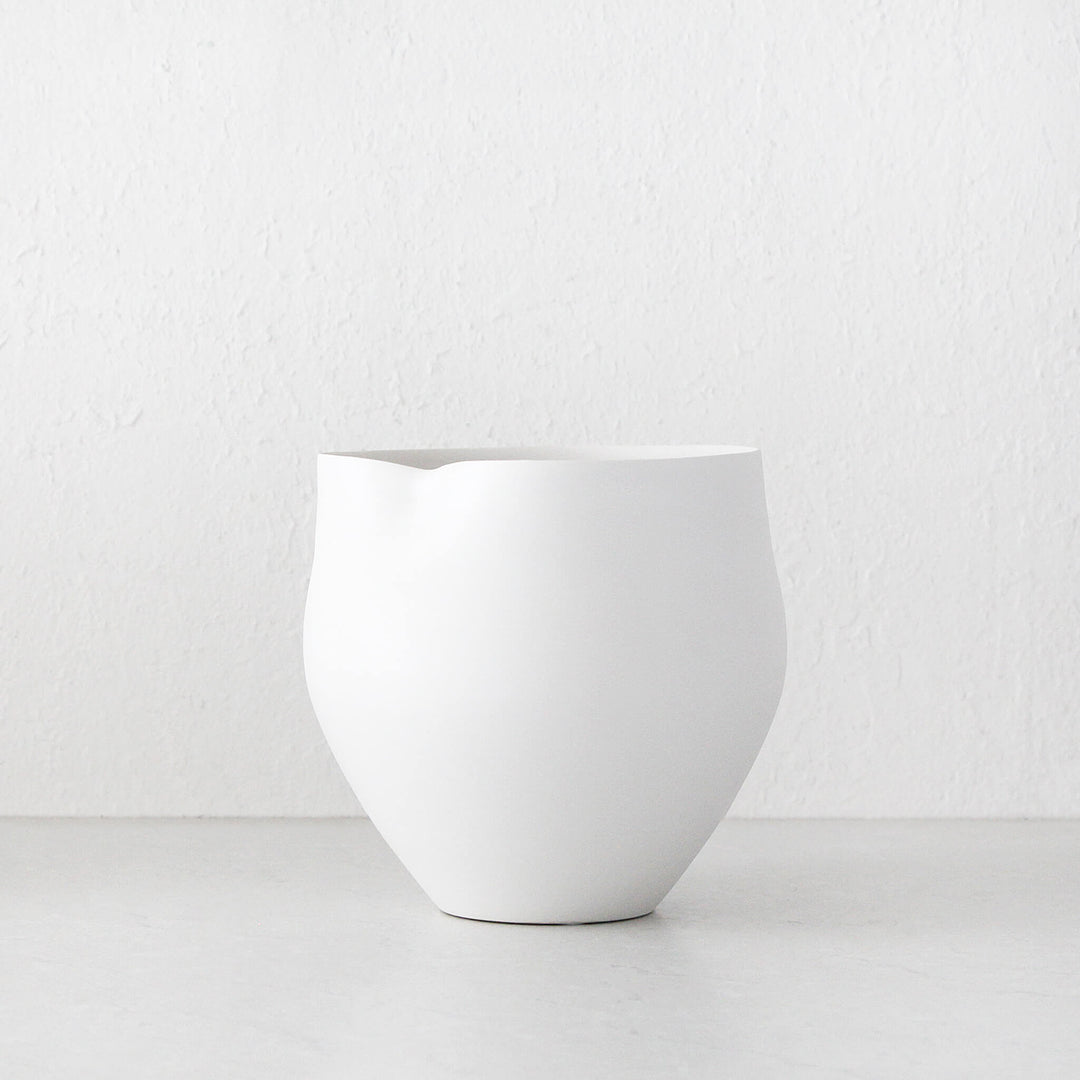 ALTA CERAMIC VASE  |  WHITE  |  MEDIUM