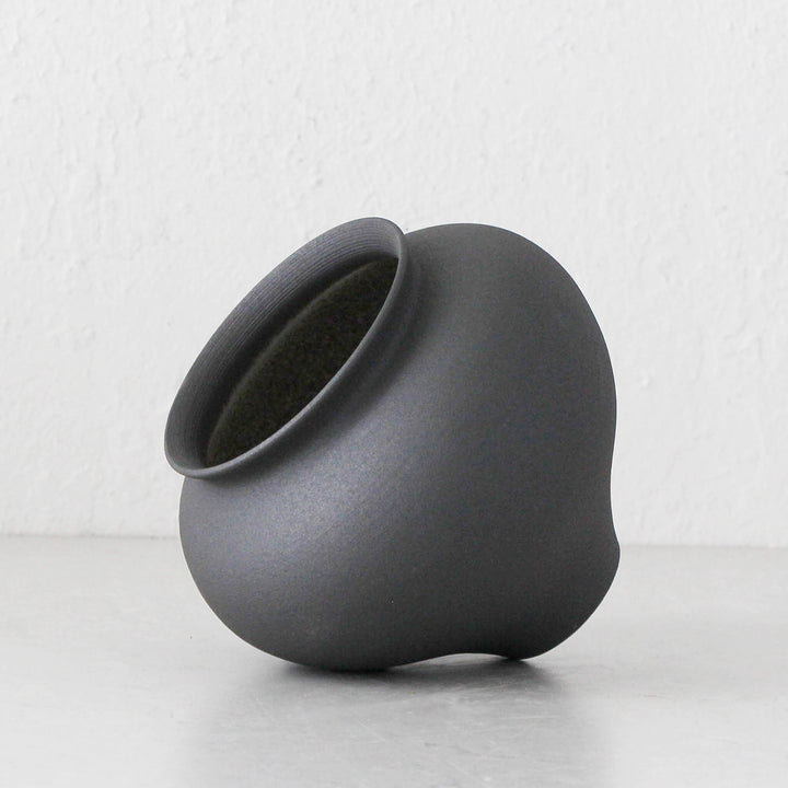 APTOS CERAMIC VASE | 17CM | ANTHRACITE CERAMIC