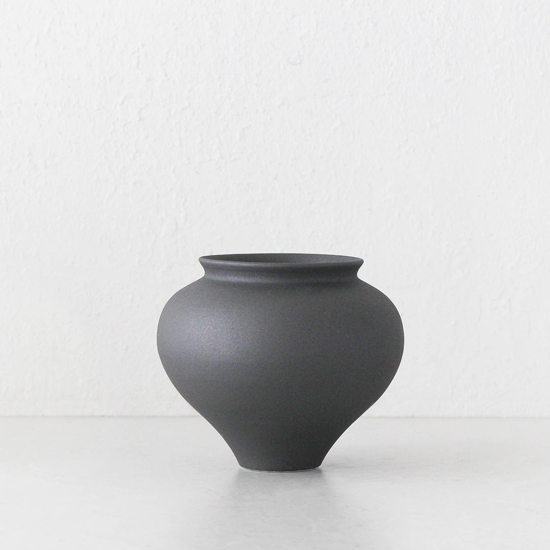 APTOS CERAMIC VASE | 17CM | ANTHRACITE CERAMIC