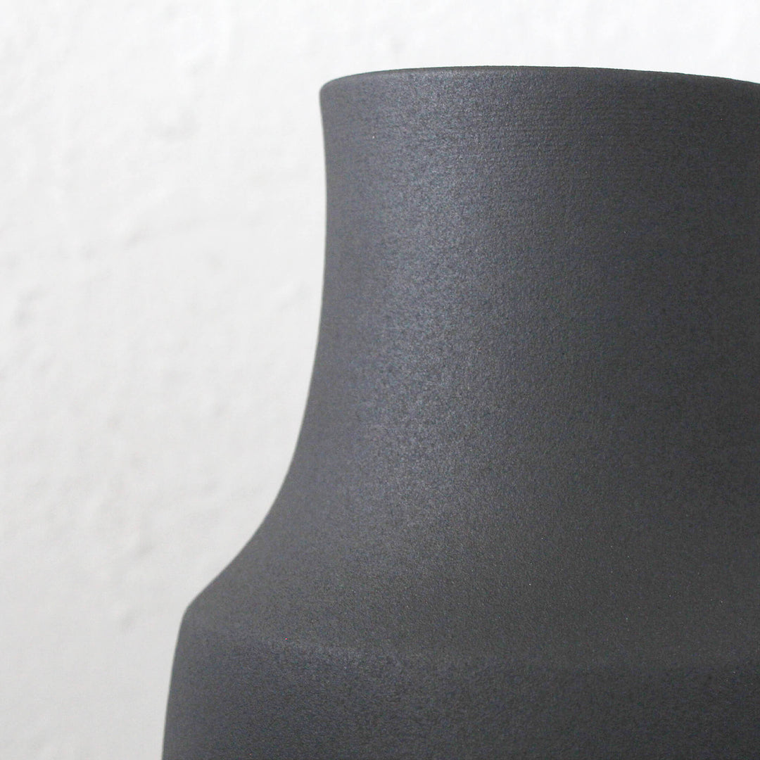 ANTHRACITE CERAMIC VASE BUNDLE X3  |  CLOSE UP