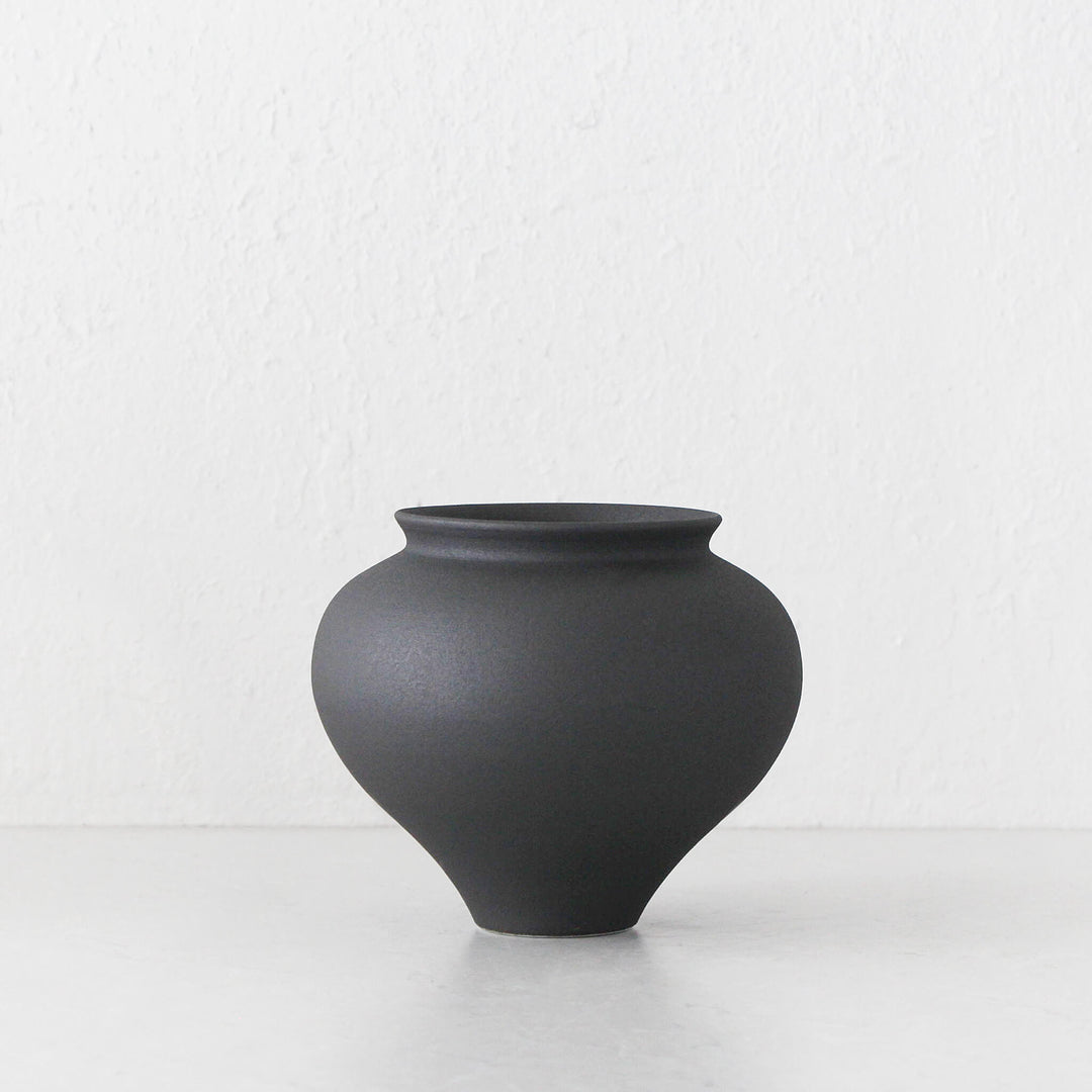 APTOS CERAMIC VASE  |  17CM  |  ANTHRACITE CERAMIC