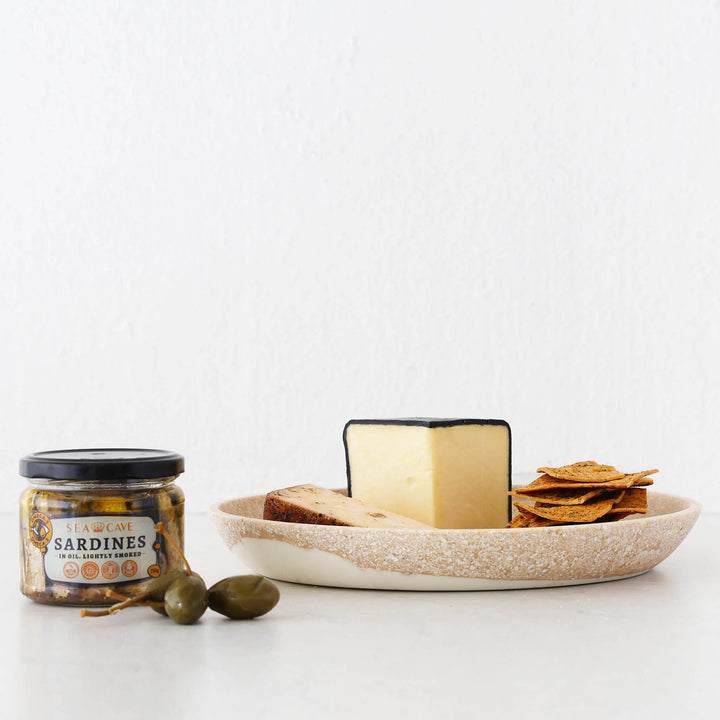 BARLETTA ROUNDED RESIN SERVING PLATTER | MEDIUM 28CM | SANDY DUNE + TERRAZZO WHITE RESIN