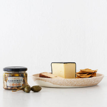 BARLETTA ROUNDED RESIN SERVING PLATTER | MEDIUM 28CM | SANDY DUNE + TERRAZZO WHITE RESIN