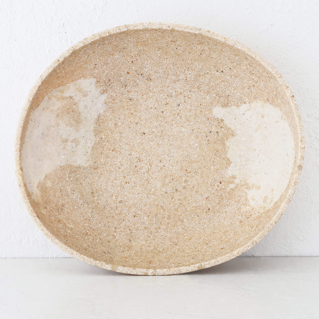 BARLETTA ROUNDED RESIN SERVING BOWL  |  EXTRA LARGE 30CM  |  SANDY DUNE + TERRAZZO WHITE RESIN