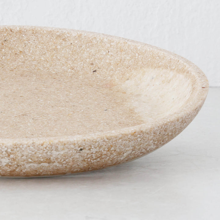 BARLETTA ROUNDED RESIN SERVING PLATTER  |  MEDIUM 28CM  |  SANDY DUNE + TERRAZZO WHITE RESIN