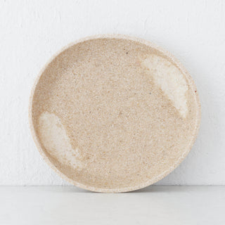 BARLETTA ROUNDED RESIN SERVING PLATTER  |  MEDIUM 28CM  |  SANDY DUNE + TERRAZZO WHITE RESIN