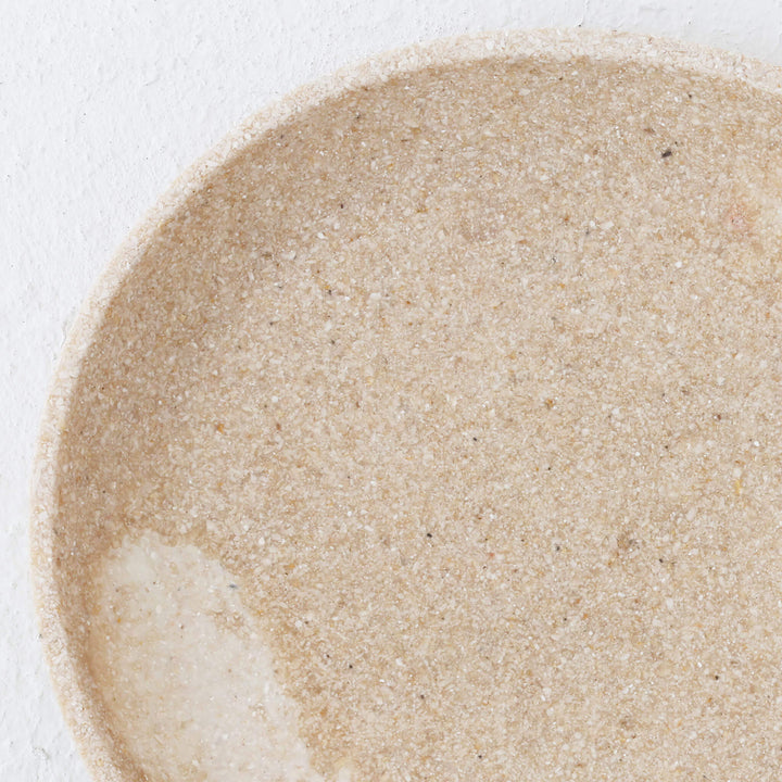 BARLETTA ROUNDED RESIN SERVING PLATTER  |  MEDIUM 28CM  |  SANDY DUNE + TERRAZZO WHITE RESIN