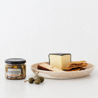 BARLETTA ROUNDED RESIN SERVING PLATTER  |  MEDIUM 28CM  |  SANDY DUNE + TERRAZZO WHITE RESIN