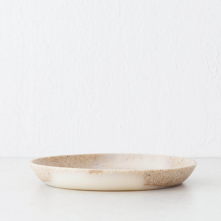 BARLETTA ROUNDED RESIN SERVING PLATTER  |  MEDIUM 28CM  |  SANDY DUNE + TERRAZZO WHITE RESIN
