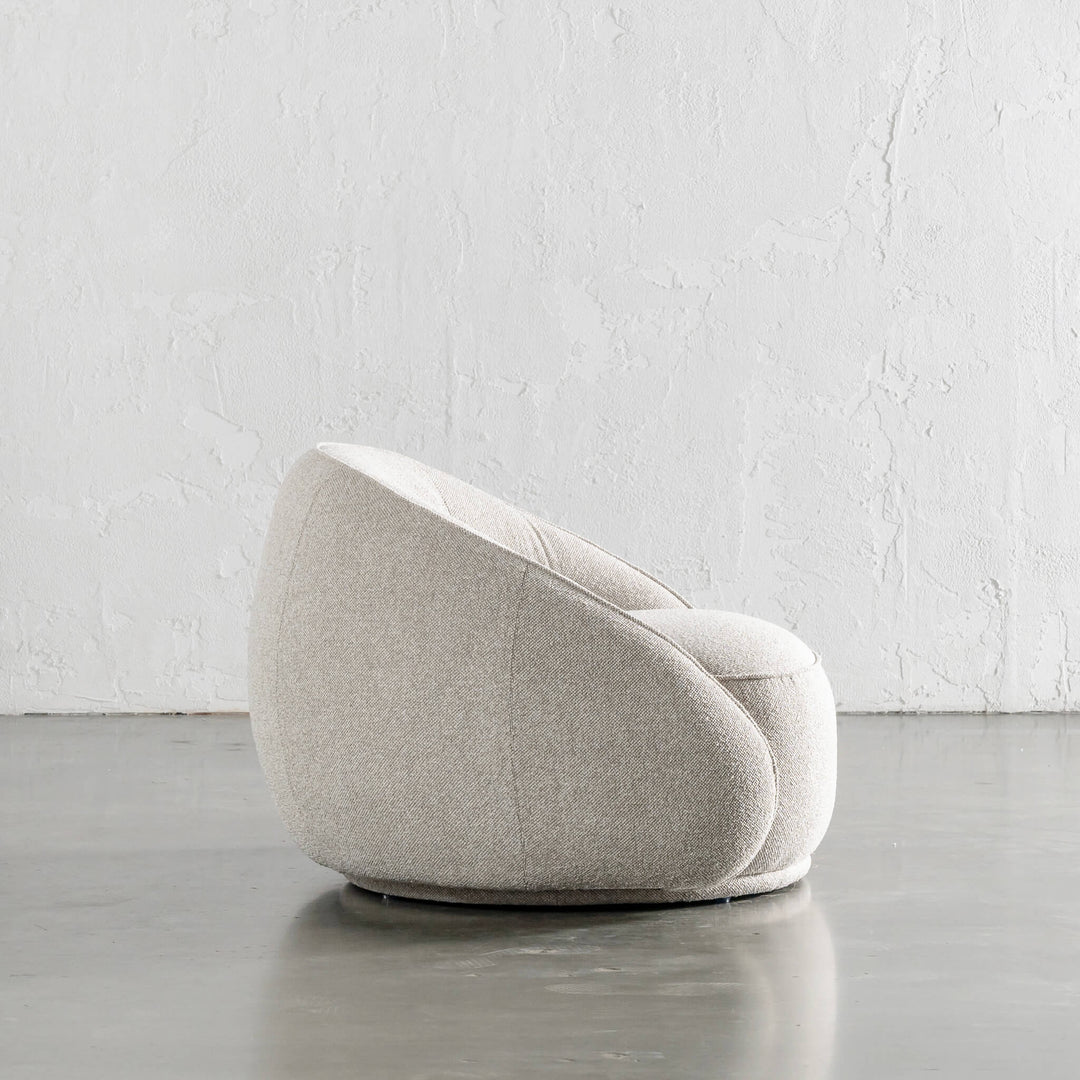 CARSON LINCOLN CURVED ARMCHAIR  |  SANDY DUSK