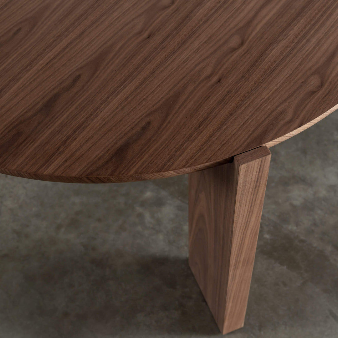 CASSAN ROUNDED DINING TABLE  |  DEEP WALNUT WOOD GRAIN CLOSE UP