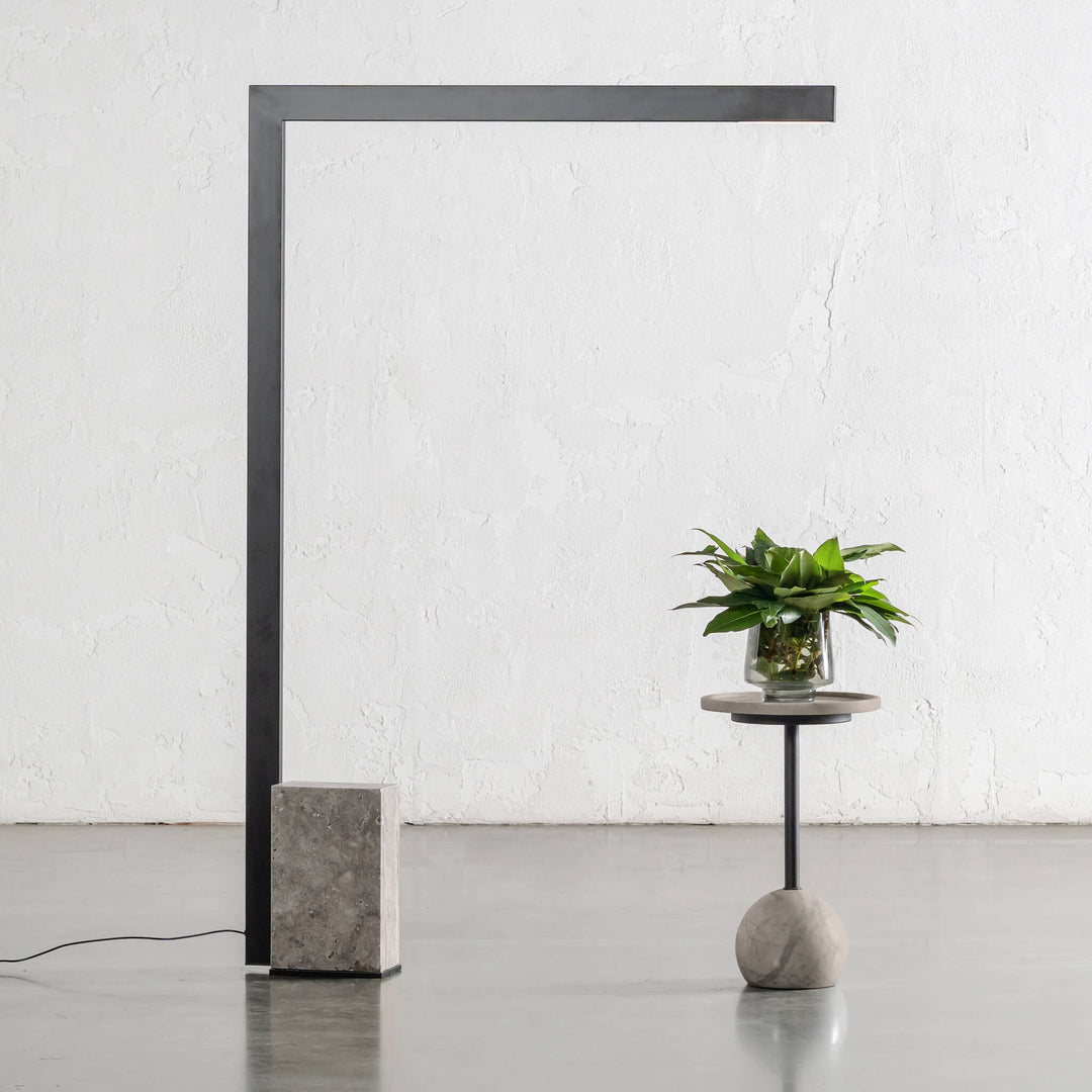 CASSIANO FLOOR LAMP  |  150CM  |  MATTE BLACK + TRAVERTINE