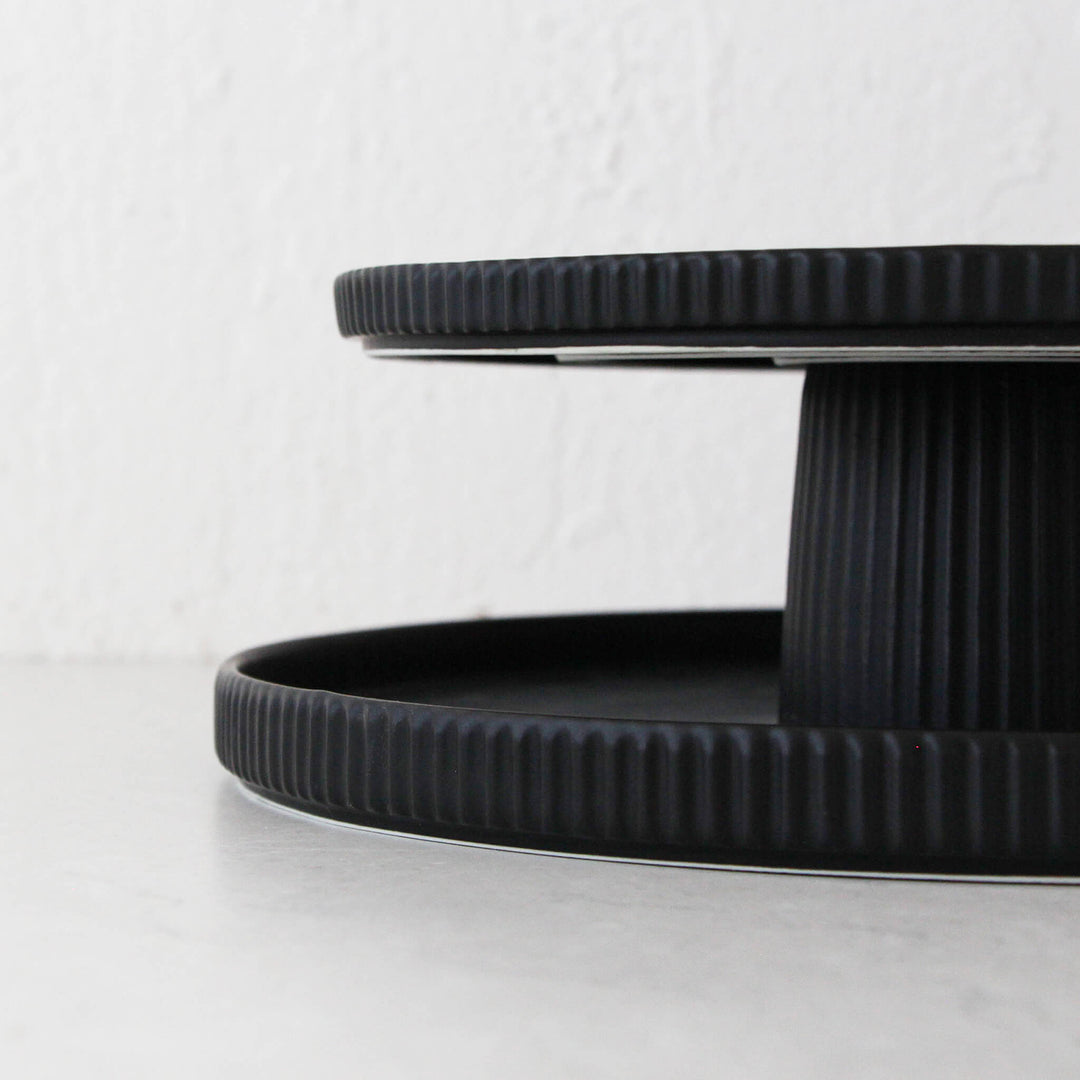 CERAMIC RIBBED BUNDLE X2 | FOOTED STAND + ROUND PLATTER | MATTE BLACK