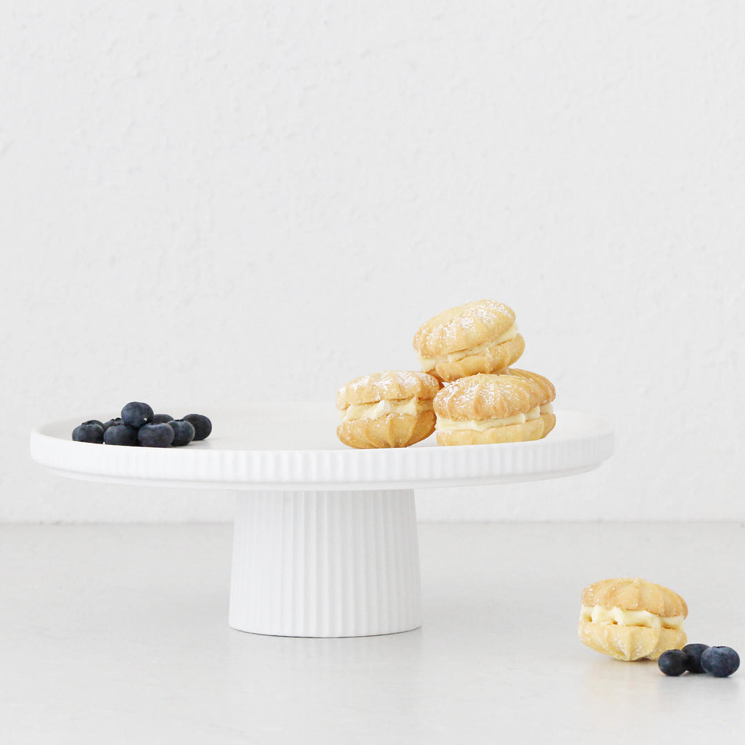 CERAMIC RIBBED BUNDLE X2 |  FOOTED STAND + ROUND PLATTER  |  MATTE WHITE