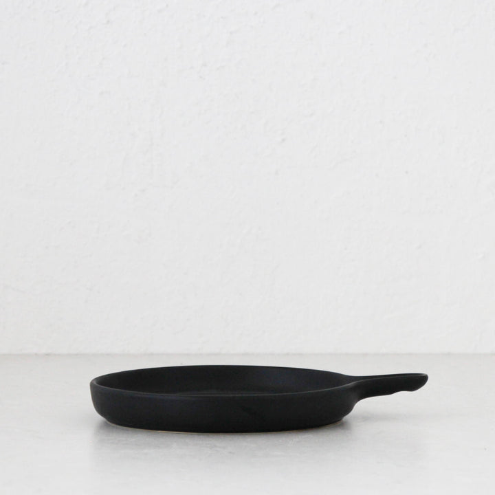 CERAMIC ROUND RIBBED SERVING PLATE | BLACK | CLOSEUP