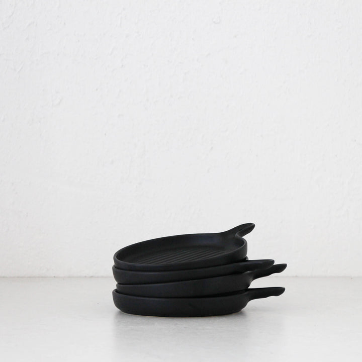 CERAMIC ROUND RIBBED SERVING PLATE | BLACK