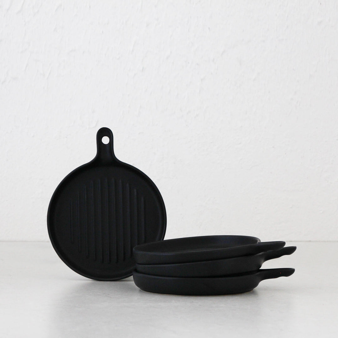 CERAMIC ROUND RIBBED SERVING PLATE | BLACK