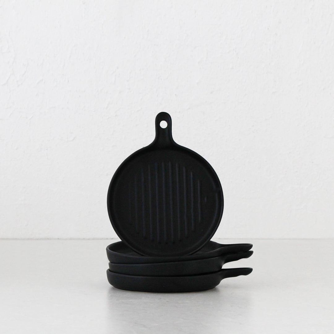 CERAMIC ROUND RIBBED SERVING PLATE | BLACK