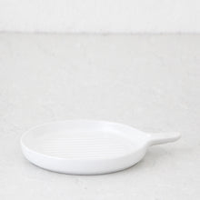 CERAMIC ROUND RIBBED SERVING PLATE | WHITE | CLOSEUP