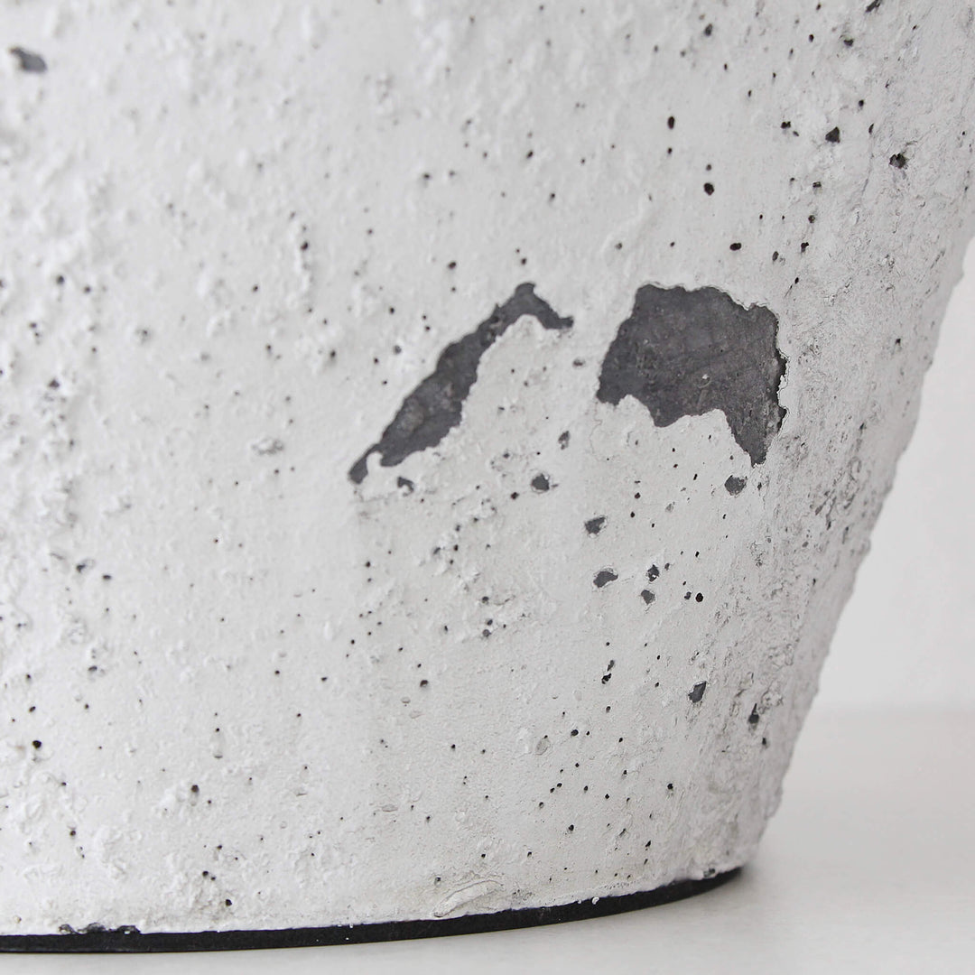 CONCRETE ROUND LAMO GLAZED LAMP 62CM | NATURAL + WHITE STONE | BASE CLOSE UP