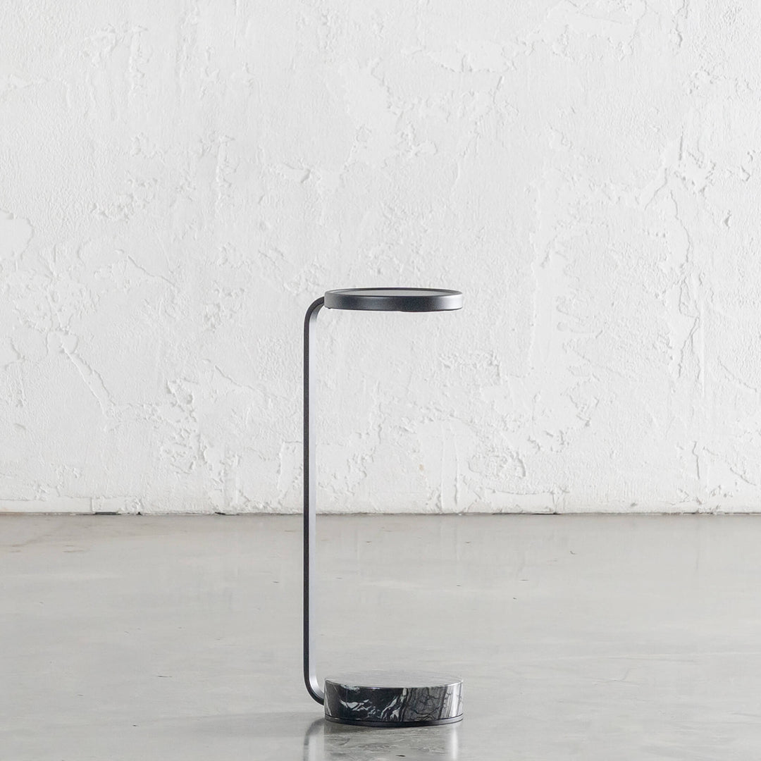 CORSINI C-SHAPE EMAS DARK GREY MARBLE + MATTE BLACK DRINKS TABLE  |  D20CM