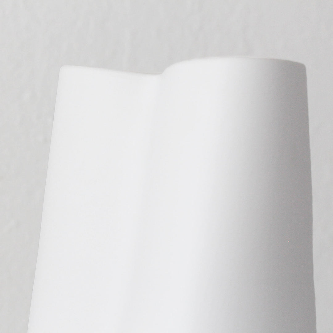 FLYNN CERAMIC VASE  |  WHITE CERAMIC | CLOSE UP