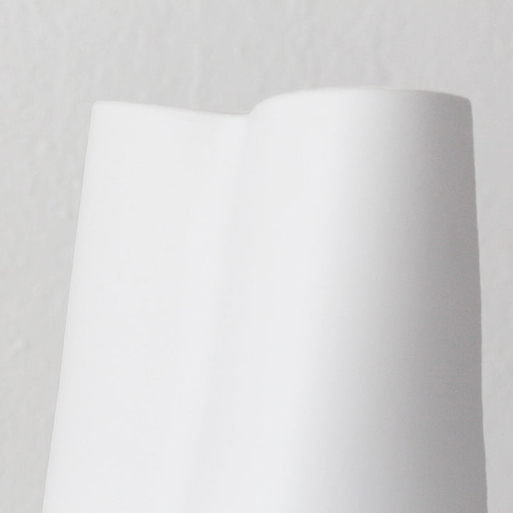 FLYNN CERAMIC VASE  | WHITE CERAMIC CLOSE UP