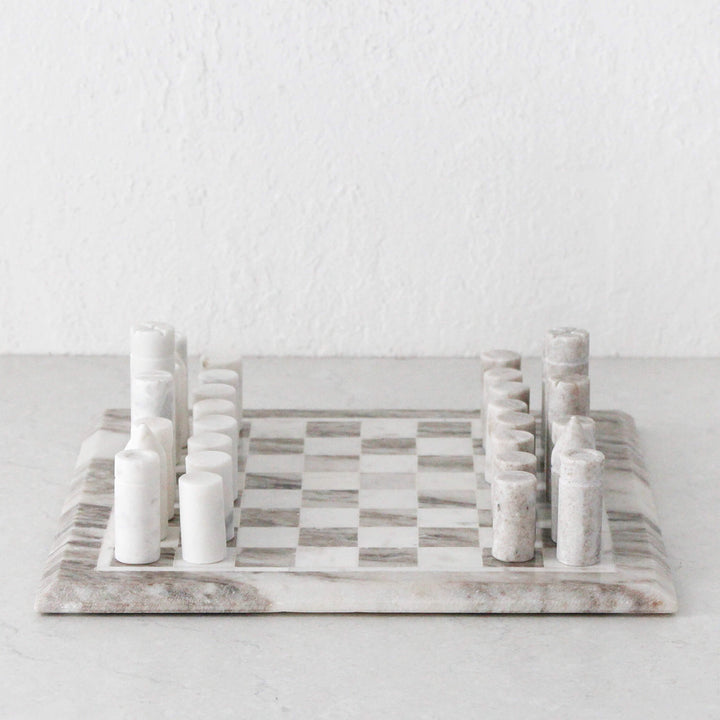 GAMBIT MARBLE CHESS SET  |  BEIGE + WHITE MARBLE