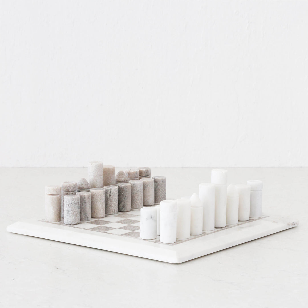GAMBIT MARBLE CHESS SET  |  WHITE + BEIGE MARBLE