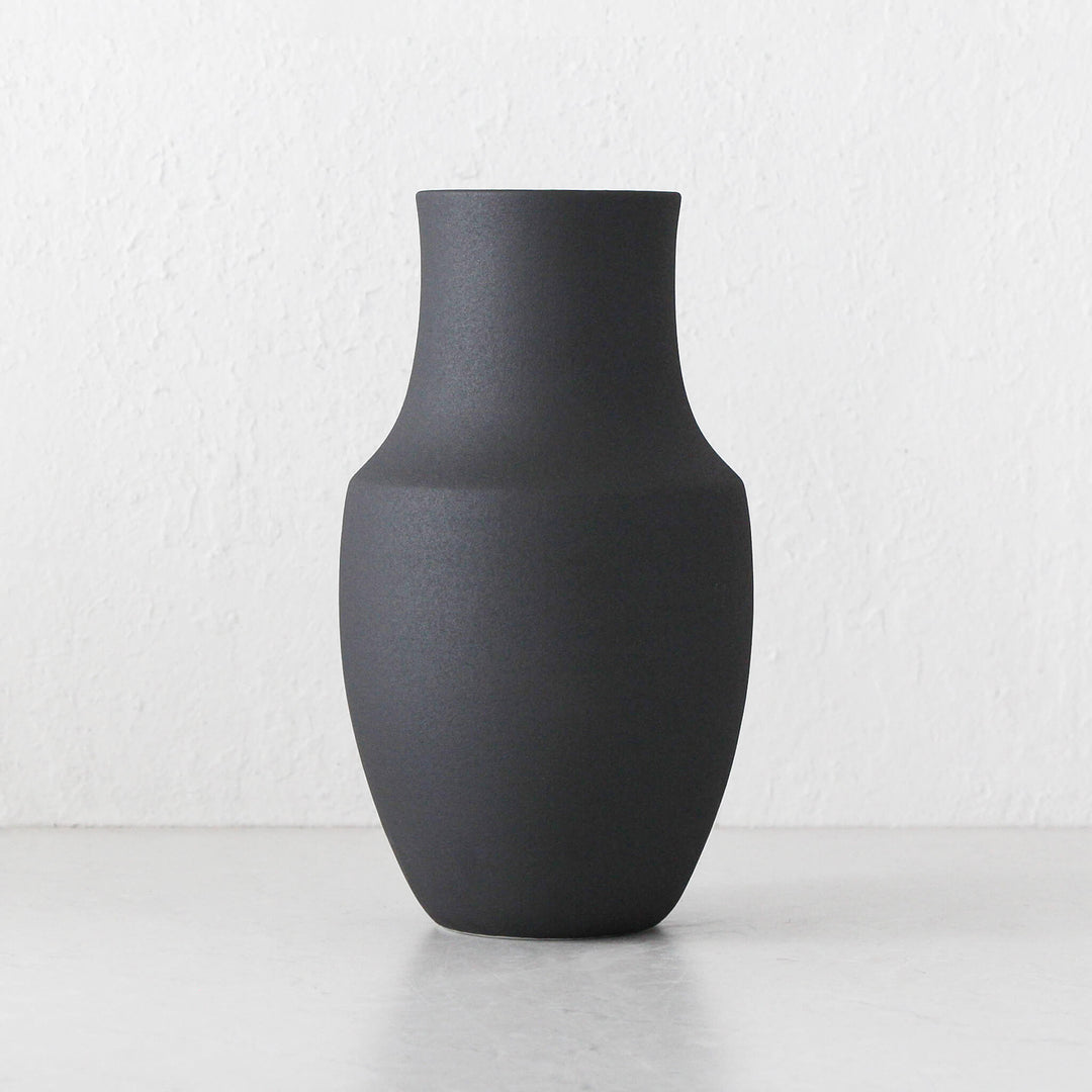 GOLETA CERAMIC VASE  |  31CM  |  ANTHRACITE CERAMIC