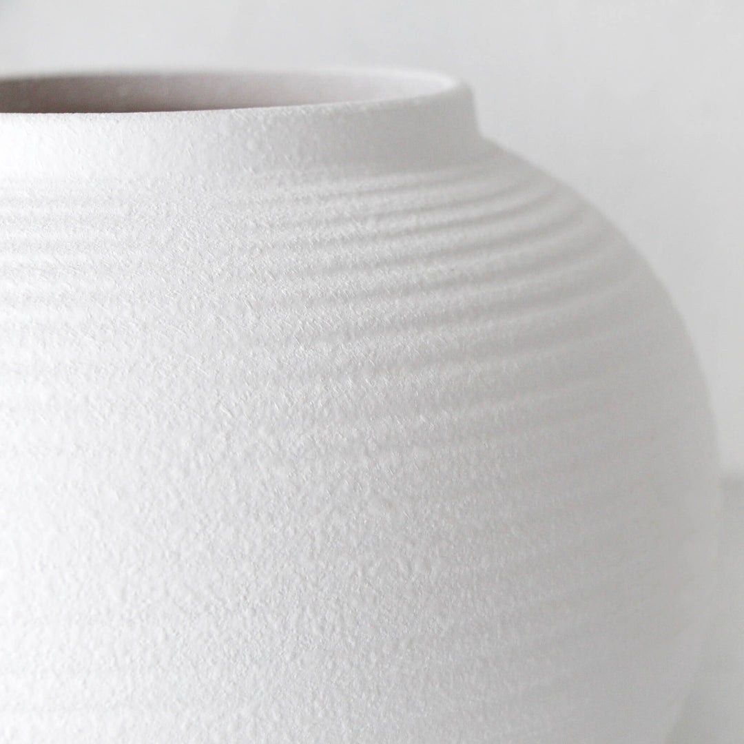 LILLE CERAMIC VASE  |  CLOSE UP