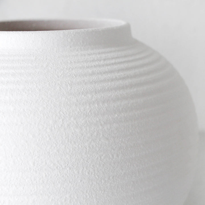 LILLE CERAMIC VASE  |  CLOSE UP