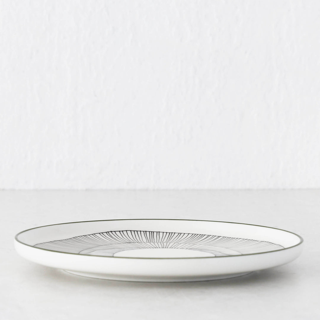 MARIMEKKO  |  OIVA KUKAT PUHKEAVAT PLATE 20CM |  WHITE + FOREST GREEN + BLACK