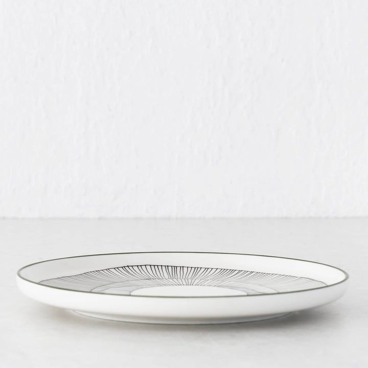 MARIMEKKO  |  OIVA KUKAT PUHKEAVAT PLATE 20CM |  WHITE + FOREST GREEN + BLACK