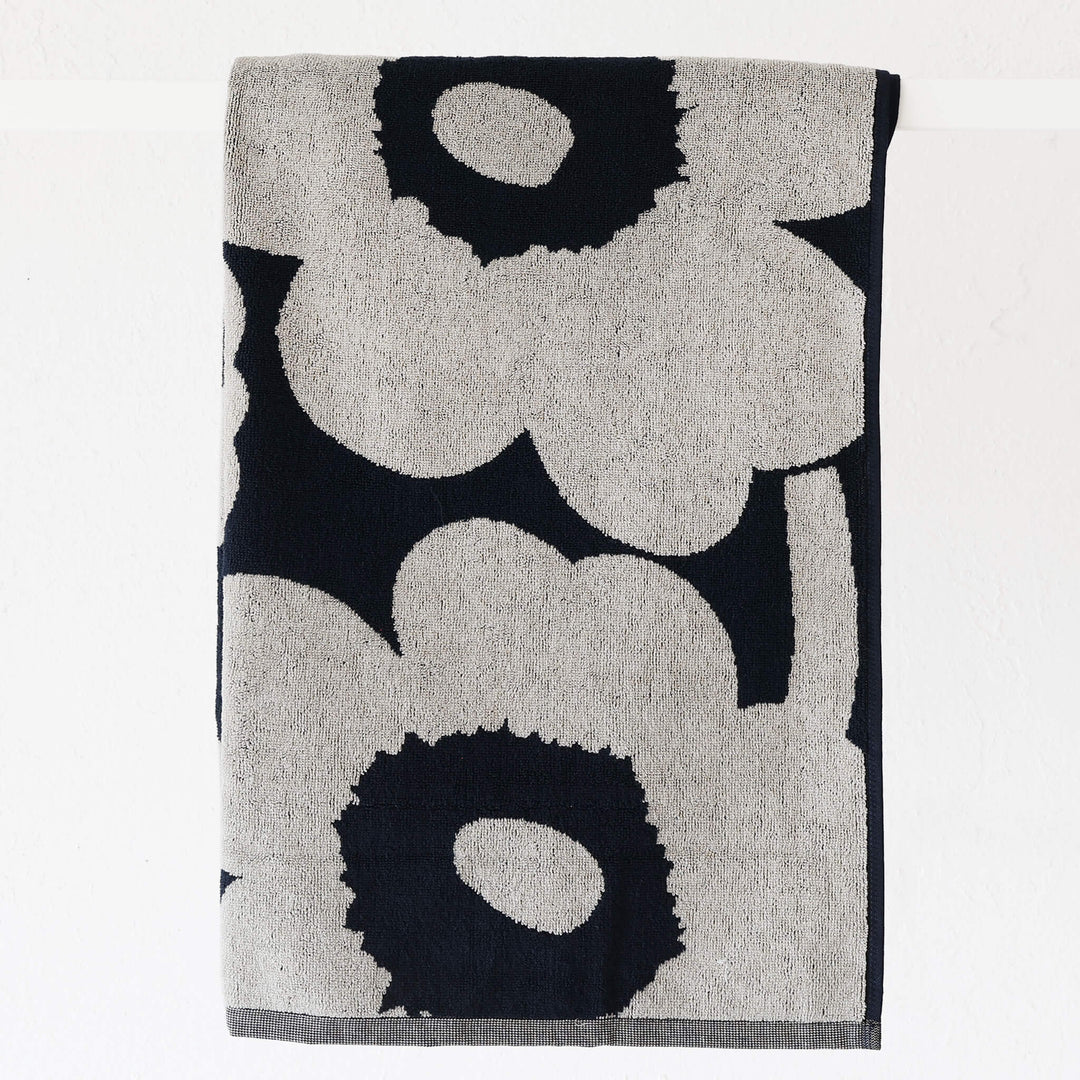 MARIMEKKO UNIKKO KYLPYPYYHE BATH TOWEL  | DARK NAVY BLUE + COTTON