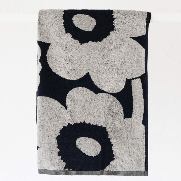 MARIMEKKO UNIKKO KYLPYPYYHE BATH TOWEL  | DARK NAVY BLUE + COTTON