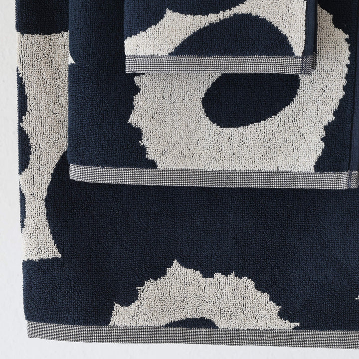 MARIMEKKO UNIKKO KYLPYPYYHE BATH TOWEL  | DARK NAVY BLUE + COTTON