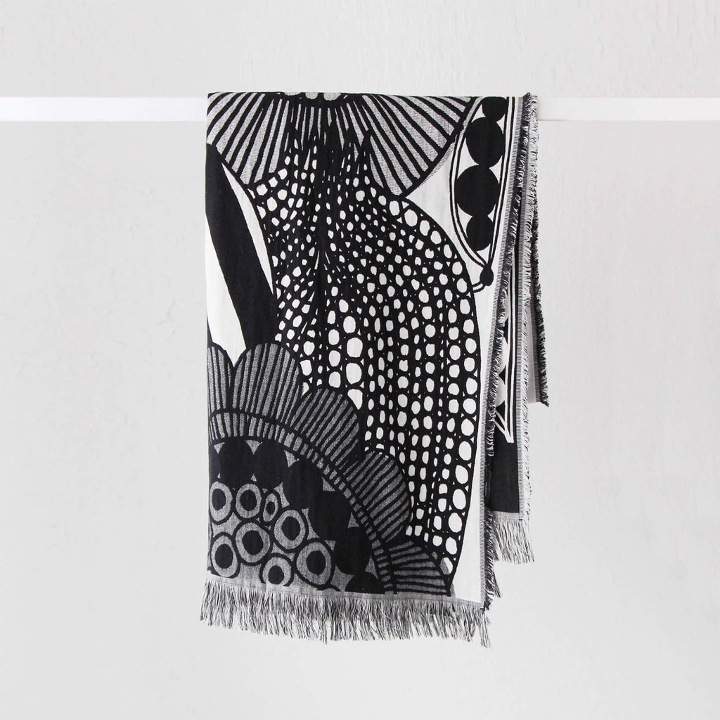 【新品】marimekko Siirtolapuutarha ブランケット MARIMEKKO | SIIRTOLAPUUTARHA BLANKET | BLACK + ECRU – Living By Design