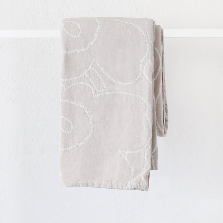 MARIMEKKO  |  UNIKKO PADDED BEDSPREAD  |  260X260CM  |  OFF WHITE + WHITE