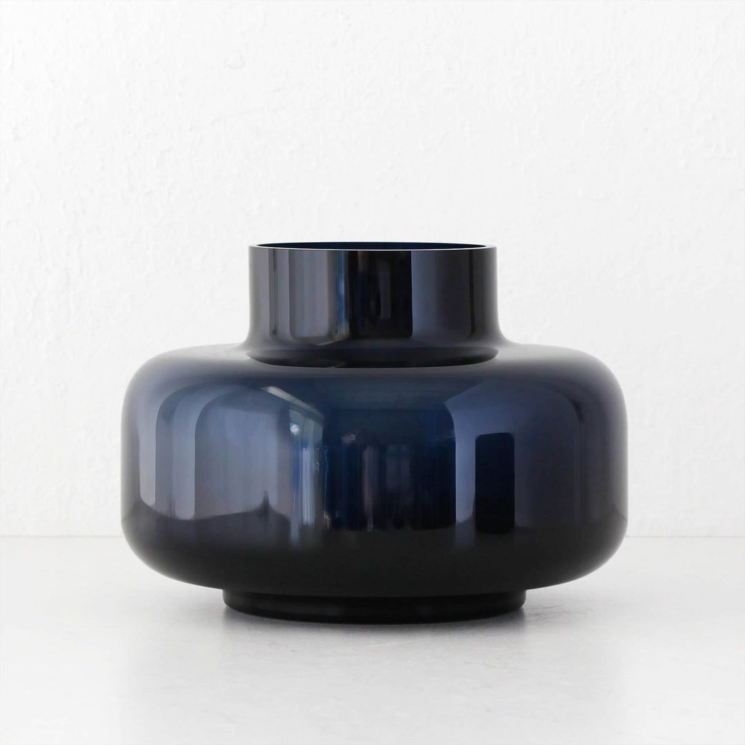 MARIMEKKO  |  URNA GLASS VASE  |  MIDNIGHT BLUE GLASS