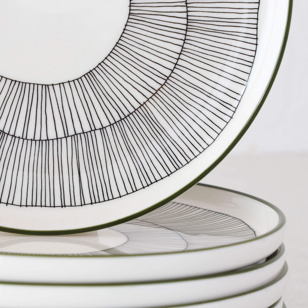 MARIMEKKO  |  OIVA KUKAT PUHKEAVAT PLATE 20CM |  WHITE + FOREST GREEN + BLACK
