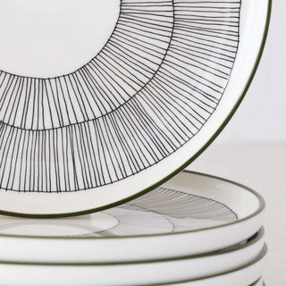 MARIMEKKO  |  OIVA KUKAT PUHKEAVAT PLATE 20CM |  WHITE + FOREST GREEN + BLACK