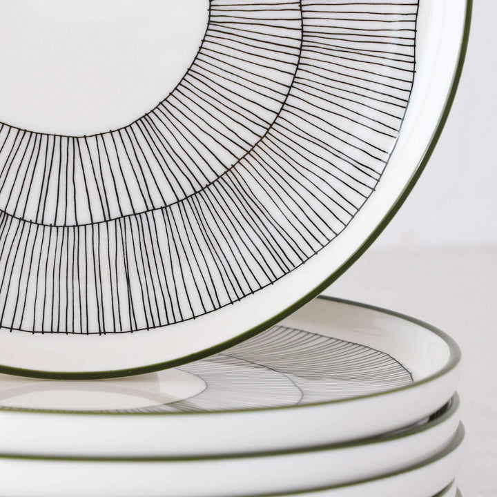 MARIMEKKO  |  OIVA KUKAT PUHKEAVAT PLATE 20CM |  WHITE + FOREST GREEN + BLACK