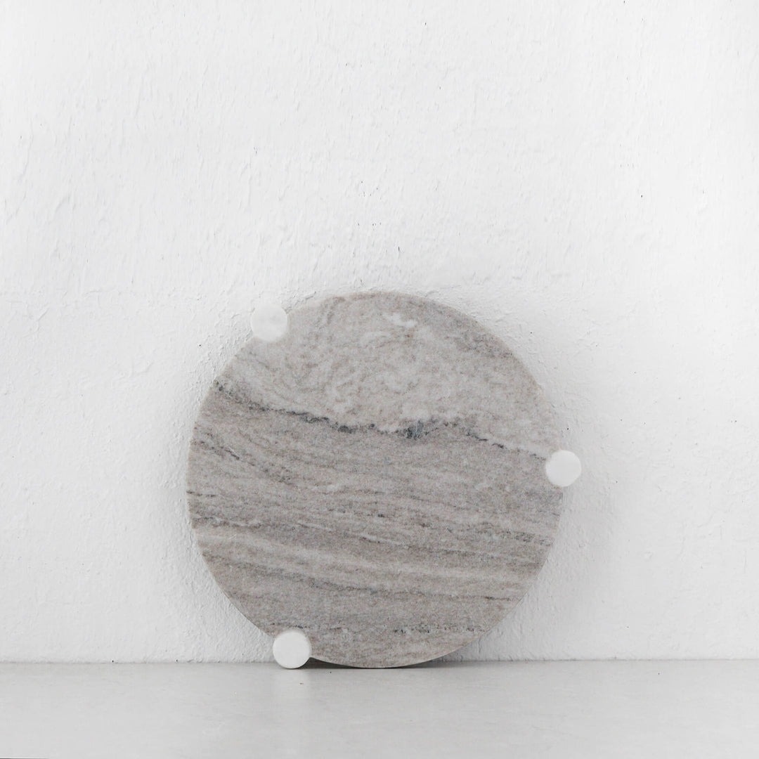 KITSON ROUND FOOTED BOARD  |  WHITE + BEIGE MARBLE
