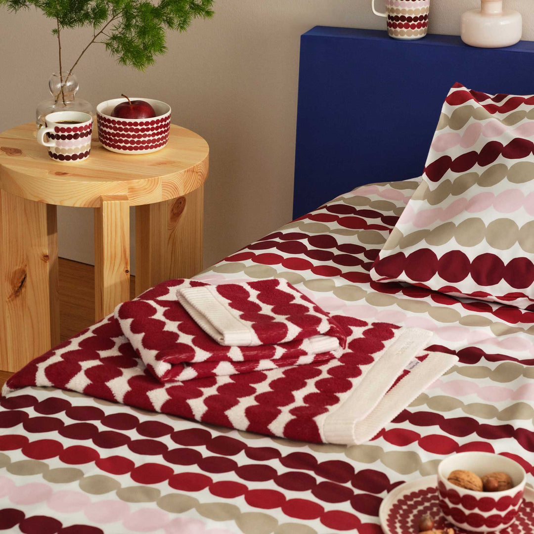 Marimekko  |  Rasymatto Bath Towel  |  70x150cm  |  Dark Red + Off White