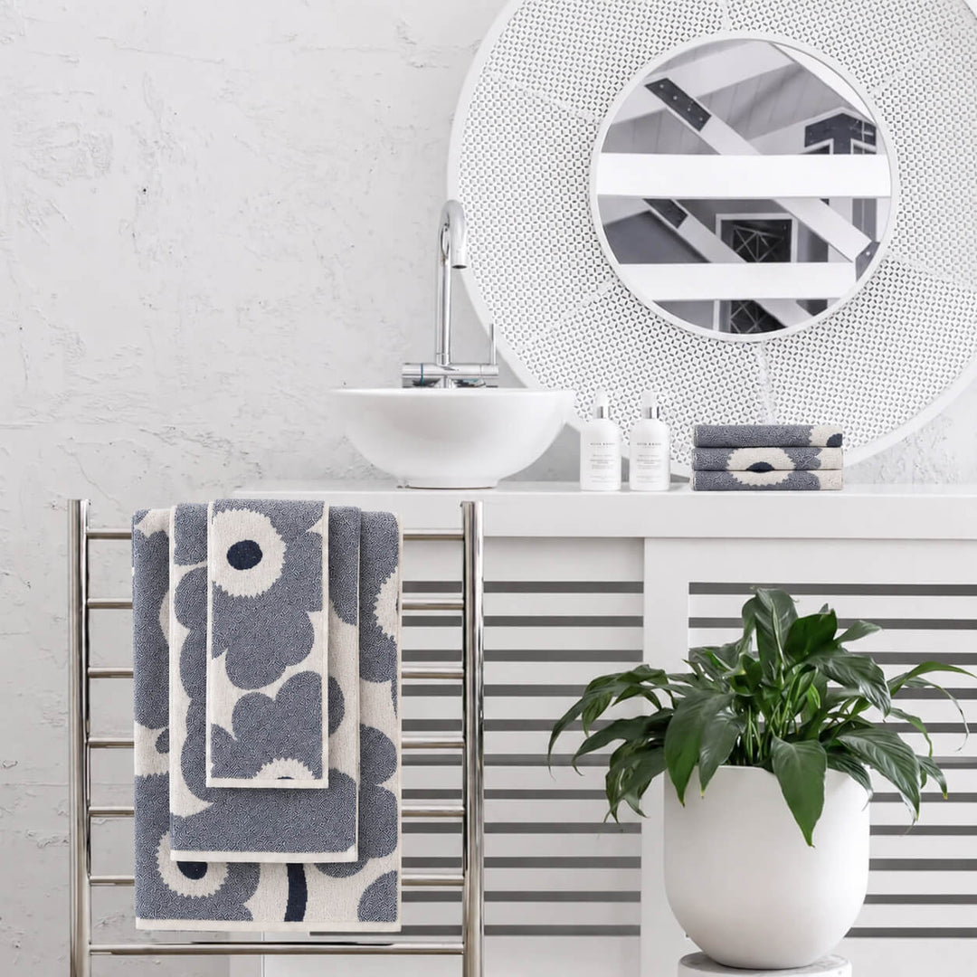 MARIMEKKO UNIKKO BATH TOWEL SETS  |  OFF WHITE + BLUEBERRY